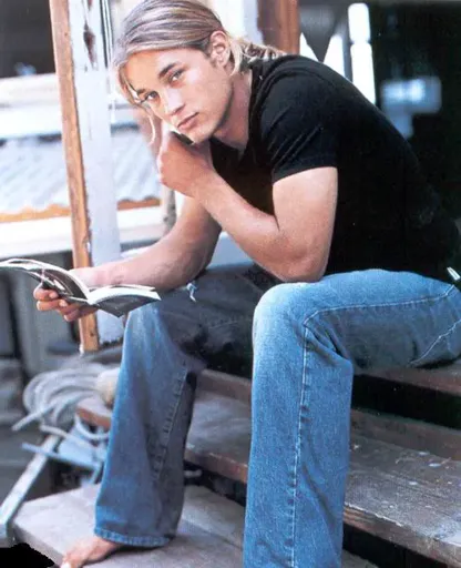 101854525_Travis_Fimmel002.webp