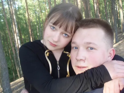 там же с сестрой.webp
